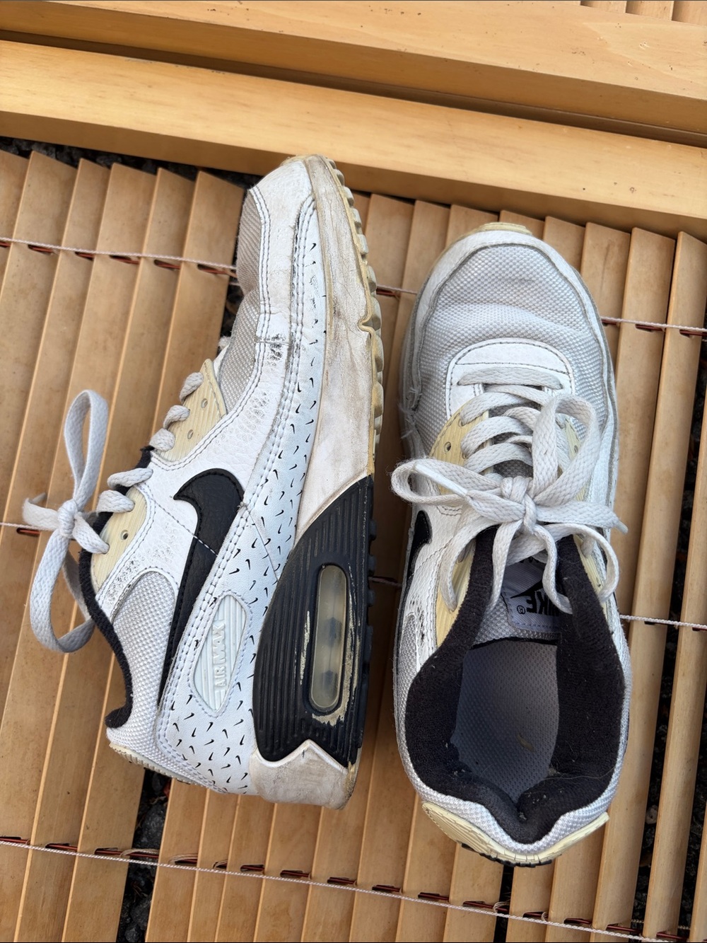 Nike White and Black Kids Sneakers 6Y / EUR - 38.5